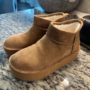 Women's Boots Size 8M